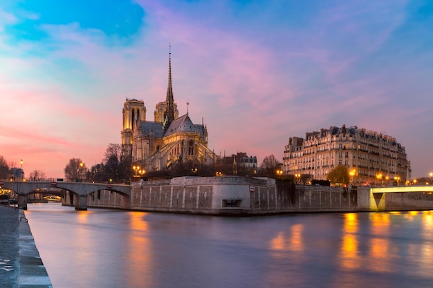 Kathedraal van Notre Dame de Paris bij zonsondergang Frankrijk