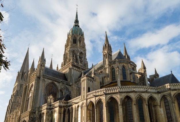 Kathedraal van onze lieve vrouw van Bayeux, in een blauwe lucht op een zonnige dag. Calvados departement Normand