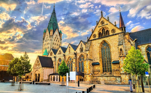Kathedraal van Paderborn in Noordrijn-Westfalen Duitsland bij zonsondergang