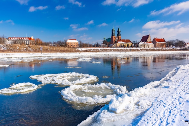 Kathedraal van Poznan en ijsafwijking op de Warta-rivier in de zonnige winterdag, Poznan, Polennan