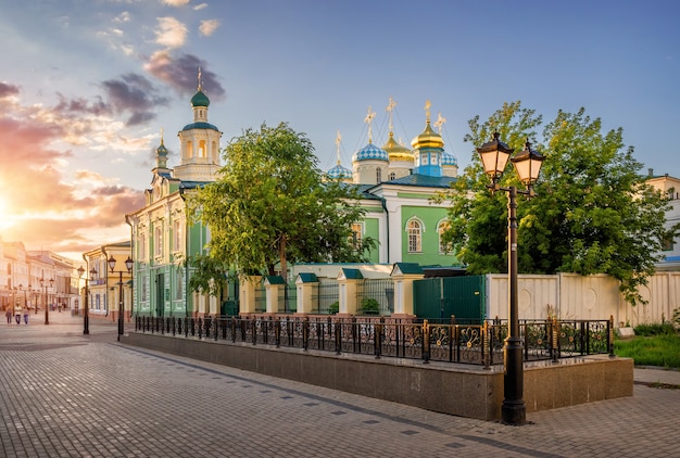 Kathedraal van St. Nicholas in de stralen van zonsondergang in Kazan