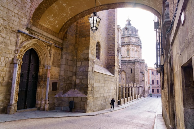 Kathedraal van Toledo onder de stenen boog van een oud gebouw in de stad Toledo, Spanje.