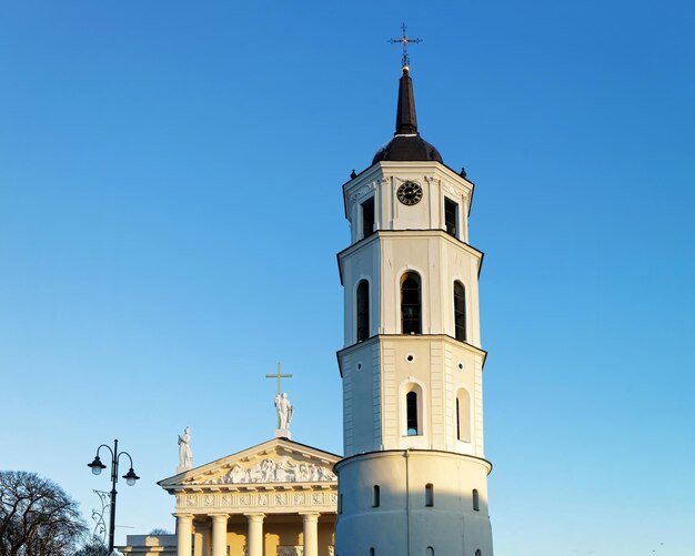 Kathedraalplein met Belfort en Museum in de oude stad in Vilnius, Litouwen.