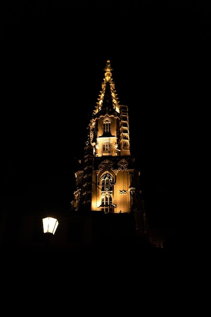 Kathedraaltoren van Bern verlicht