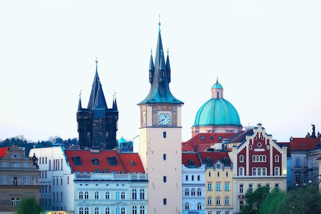 Katholiek kathedraallandschap Praag / uitzicht op de kerk in de Tsjechische republiek, stedelijk toeristisch landschap in Praag