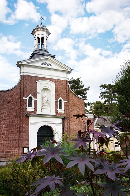 Katholieke kerk in de tuin