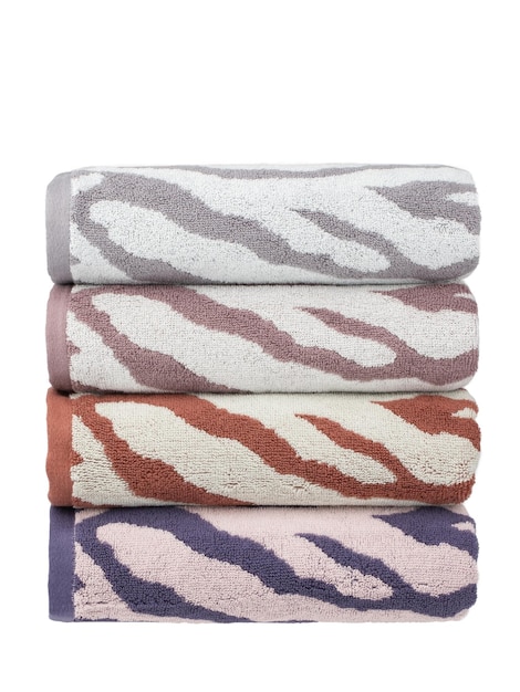 katoenen badstof handdoeken met een dierlijk patroon, geïsoleerd gestapeld