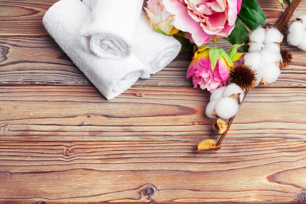 Katoenen bloemen met handdoek op houten tafel