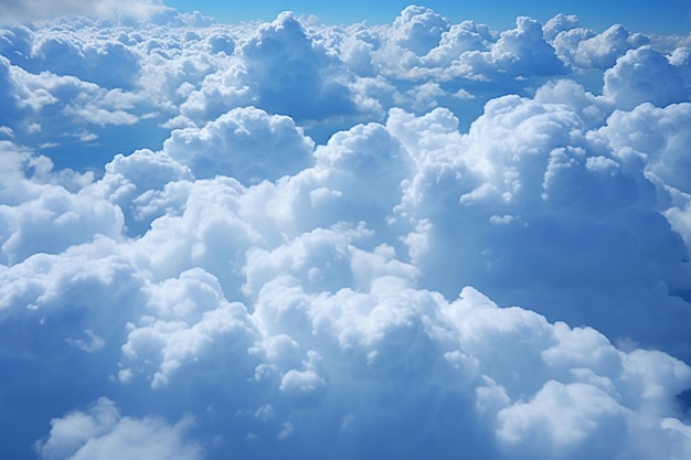 Katoenwolken over de blauwe lucht