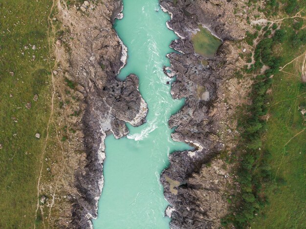 アルタイ共和国ロシアアルタイ山脈の夏の日のカトゥン川の急流ドローンから空撮