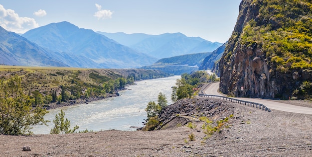 Katun-rivier in de altai-bergen