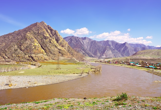 Katun-rivier in het Altai-gebergte De bocht van de rivier bij het dorp Yaloman