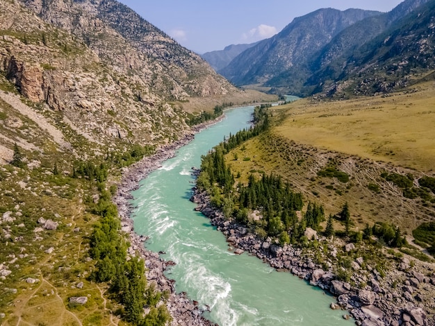 Katun-rivier met turkoois water Prachtig landschap Bergen en heuvels Altai-gebergte Rusland