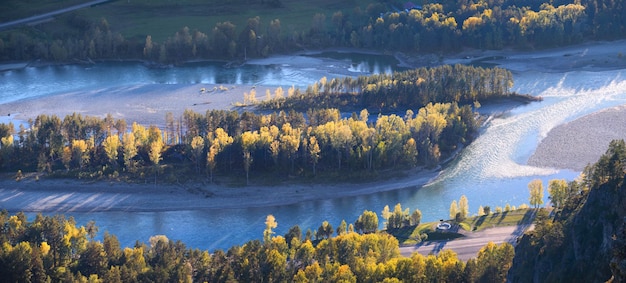Katun rivier stroomt in een diepe kloof herfst uitzicht van bovenaf