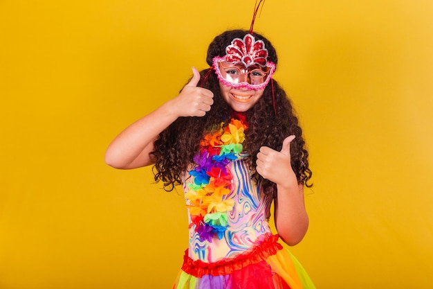 Kaukasisch Braziliaans meisje gekleed voor carnaval duim omhoog goedkeuring bevestigend goedgekeurd