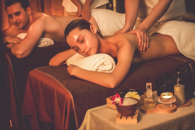 Kaukasisch echtpaar klant geniet van ontspannende antistress massage rustig