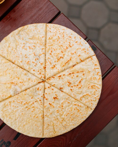 Kaukasisch flatbread met cottage cheese khychin