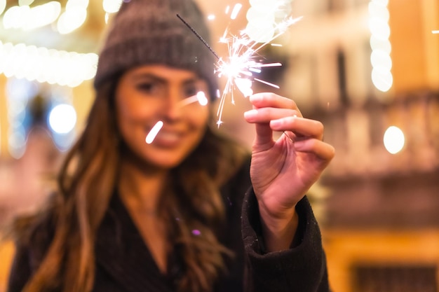 Kaukasisch in de stad 's nachts naast kerstverlichting