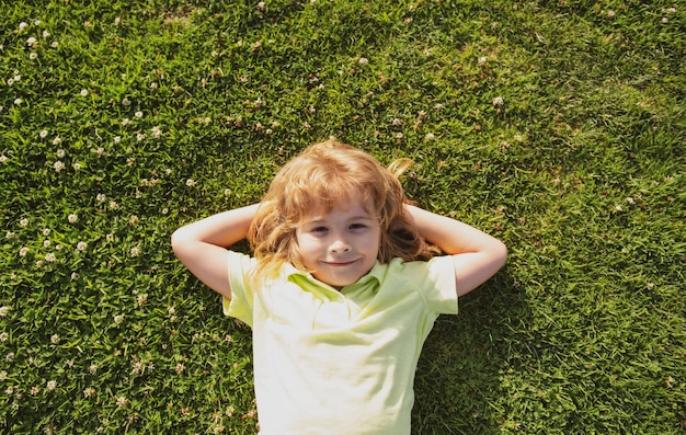 Kaukasisch kind liggend op gras kinderen genieten van de zomer