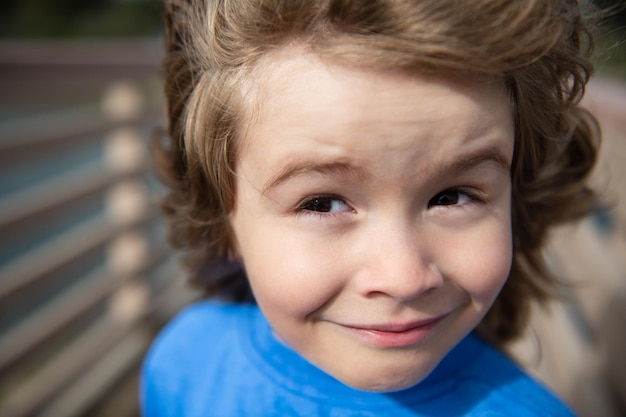 Kaukasisch kinderportret close-up gezicht van kinderen