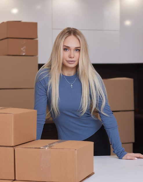Kaukasisch meisje dat dozen plakt om in een nieuw appartement te verhuizen