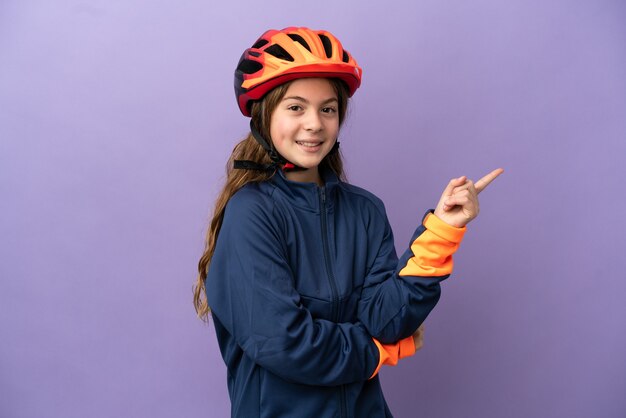 Kaukasisch meisje geïsoleerd op een paarse achtergrond wijzende vinger naar de zijkant