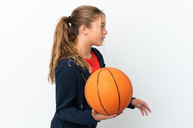 Kaukasisch meisje geïsoleerd op een witte achtergrond basketballen