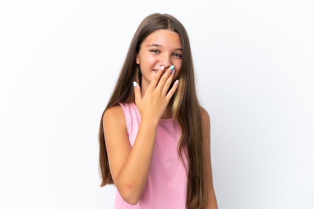 Kaukasisch meisje geïsoleerd op een witte achtergrond gelukkig en glimlachend die mond bedekken met hand