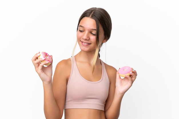 Kaukasisch meisje geïsoleerd op een witte achtergrond met donuts met gelukkige uitdrukking