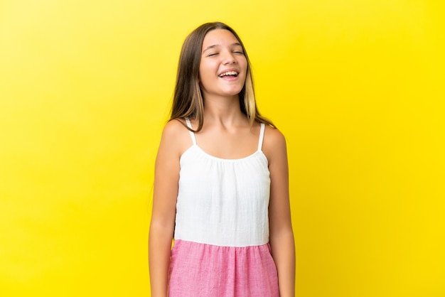Kaukasisch meisje geïsoleerd op gele achtergrond lachen