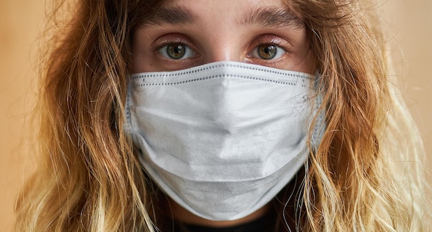 Kaukasisch meisje in een medisch masker close-up Mooie vrouwen in een medisch masker