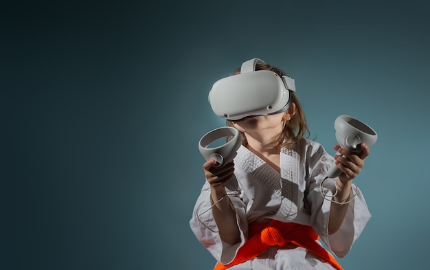 Kaukasisch meisje in karate-uniform die videogames speelt met vr-headset
