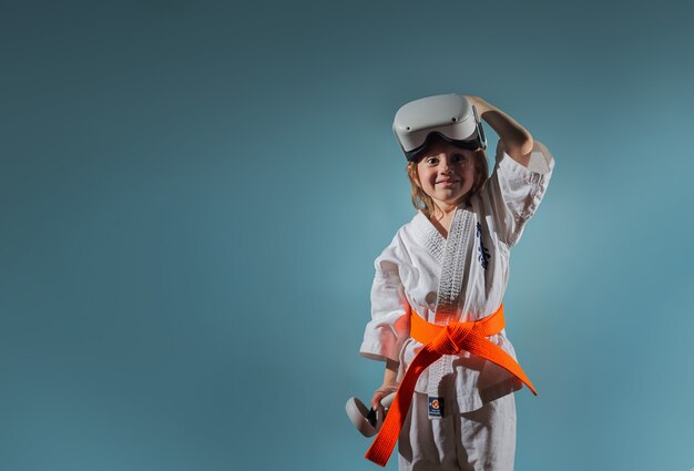 Kaukasisch meisje in karate-uniform die videogames speelt met vr-headset