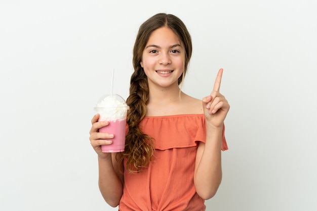 Kaukasisch meisje met aardbeienmilkshake geïsoleerd op een witte achtergrond die een geweldig idee benadrukt