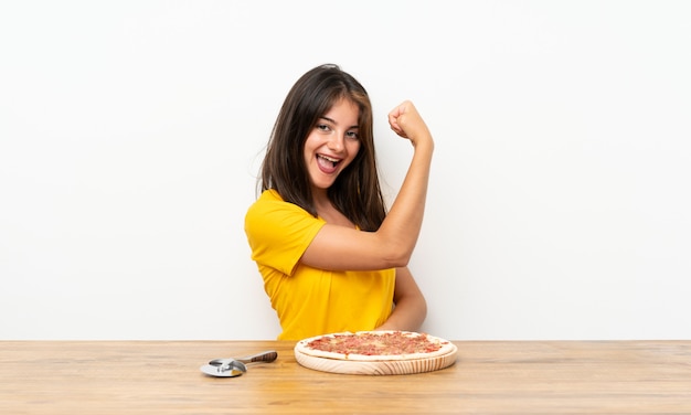 Kaukasisch meisje met een pizza die sterk gebaar maakt