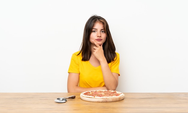 Kaukasisch meisje met pizza het lachen