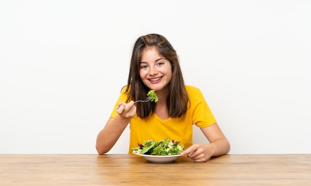 Kaukasisch meisje met salade