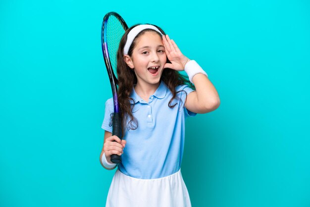 Kaukasisch meisje tennissen geïsoleerd op blauwe achtergrond met verrassing en geschokte gezichtsuitdrukking