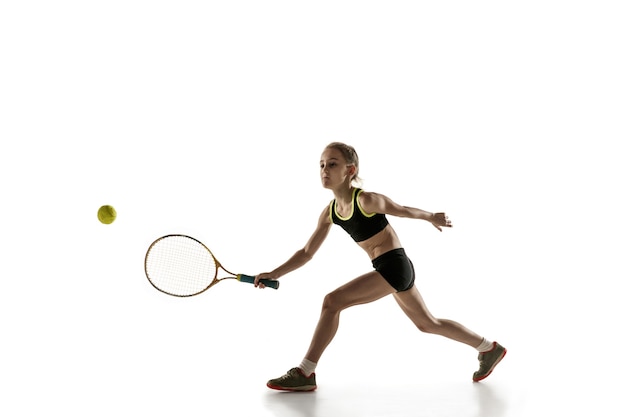 Kaukasisch meisje tennissen geïsoleerd op een witte muur