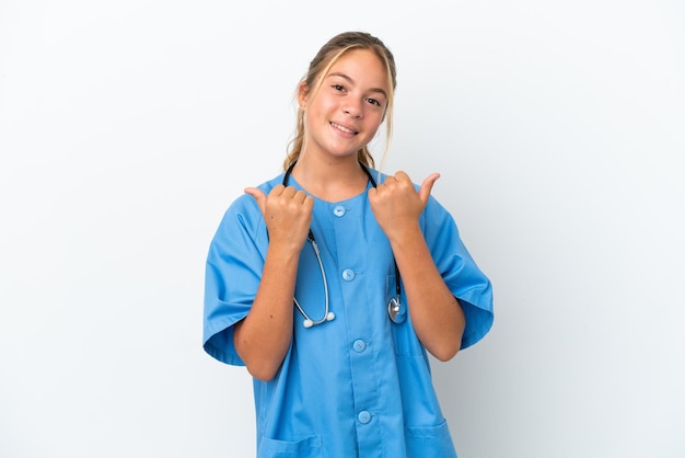Kaukasisch meisje vermomd als chirurg geïsoleerd op een witte achtergrond met duim omhoog gebaar en lachend