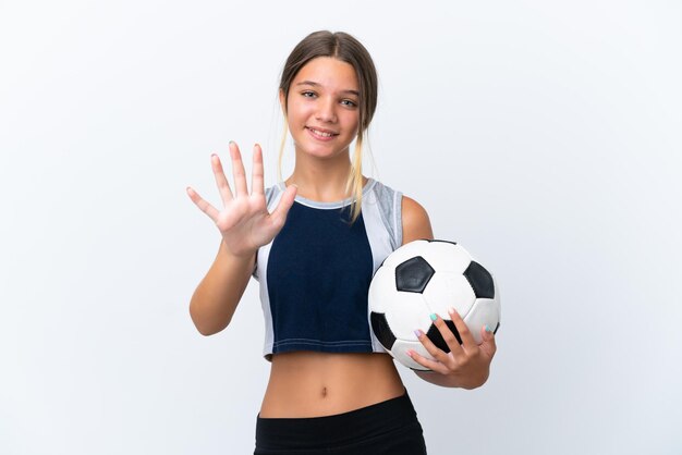 Kaukasisch meisje voetballen geïsoleerd op een witte achtergrond, tellen vijf met vingers