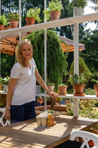 Kaukasisch meisje zit bij zonnig weer in een café en lacht