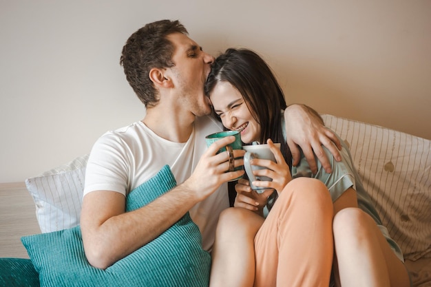 Kaukasisch paar in de weekendochtend knuffelen op het bed fijne vakantie