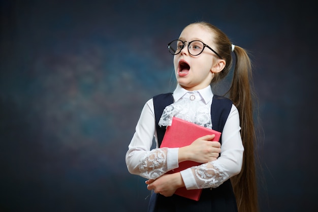 Kaukasisch Schoolmeisje met het Open Boek van de Mondgreep