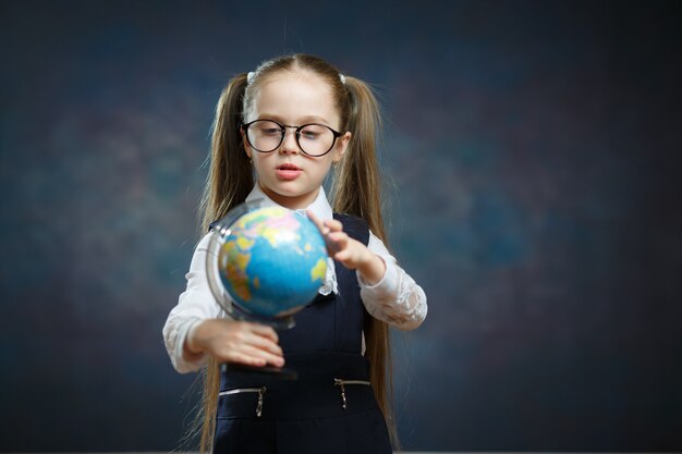 Kaukasisch Schoolmeisje Wear Glasses Turn World Globe