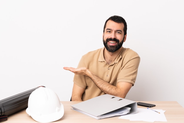 Kaukasische architectenmens met baard in een lijst die een idee voorstelt terwijl het kijken glimlachen naar