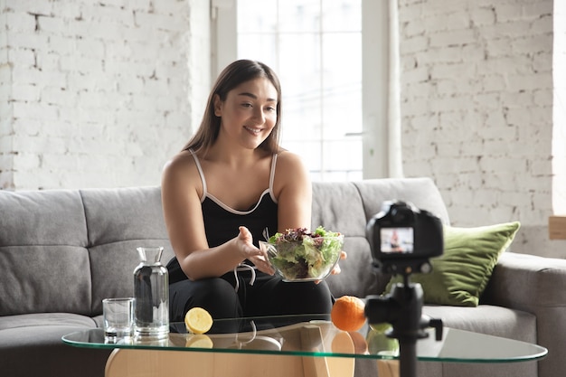 Kaukasische blogger maakt vlog over diëten en afvallen