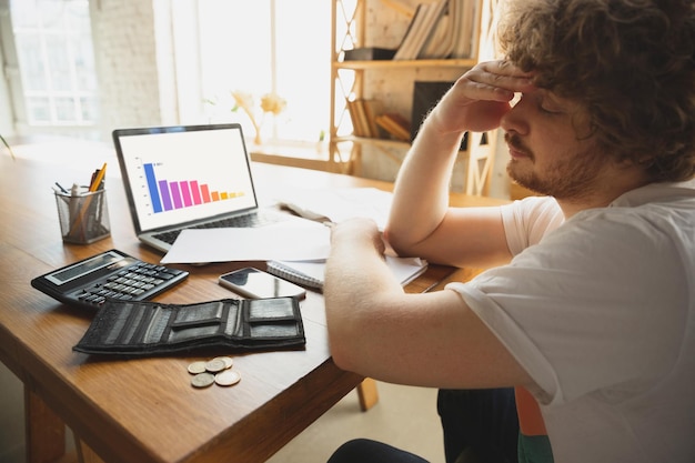 Kaukasische boos en wanhoop man doet financiële en economische rapporten