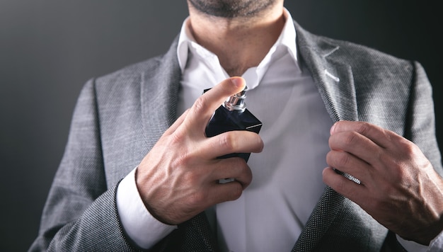 Foto kaukasische elegante man parfum spuiten.