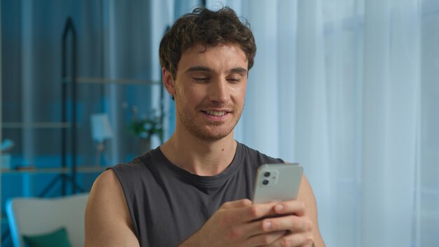 Kaukasische Europese man sportman trainer met mobiele telefoon smartphone online sms'en